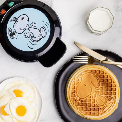 Uncanny Brands Peanuts Snoopy and Charlie Brown Double Waffle Maker – Non-Stick Breakfast Appliance